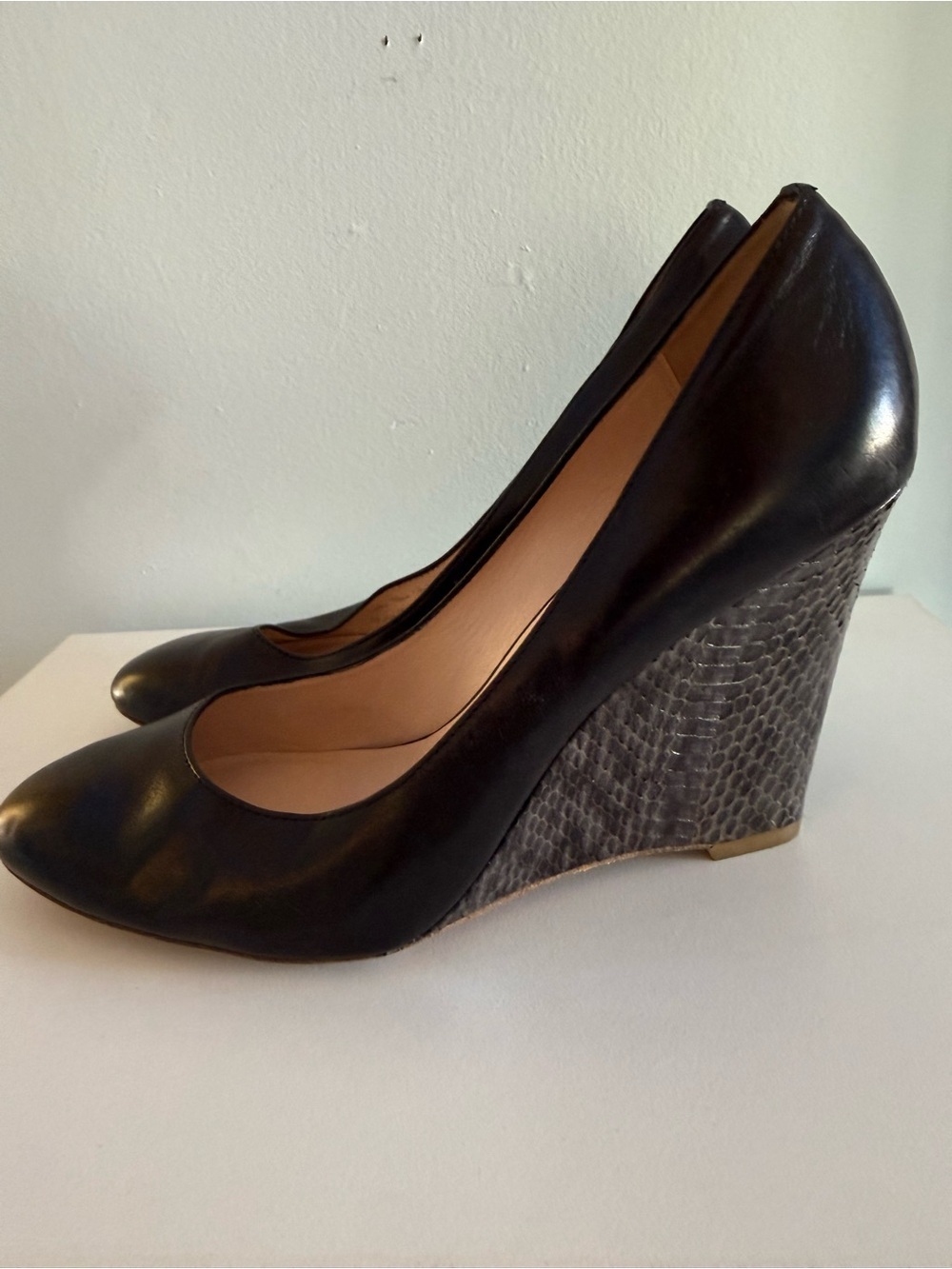 Elie Tahari Black Leather Round Toe Pumps Heels size 41 10/10.5 - Picture 2 of 6